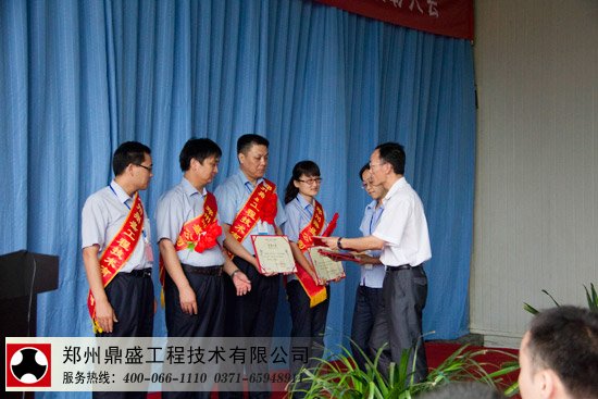 候總為獲獎(jiǎng)員工頒獎(jiǎng)
