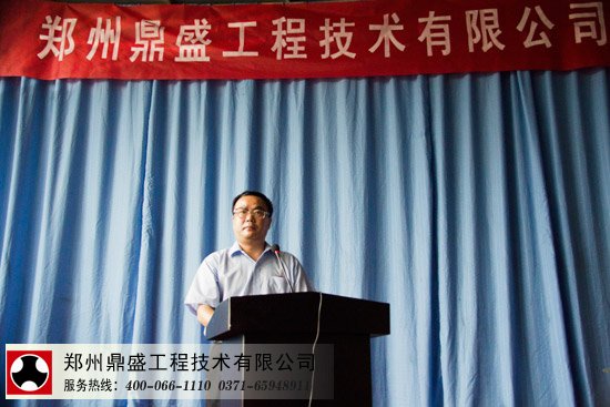 盧洪波先生做《2011年上半年工作總結(jié)及下半年工作計(jì)劃》報(bào)告