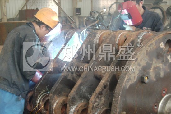 鄭州鼎盛破碎機轉(zhuǎn)子修復(fù)現(xiàn)場
