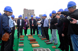 參會代表實地考察建筑垃圾移動破運行現(xiàn)場